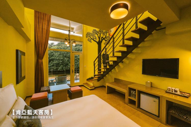 住宿券說明：
<font color="red">【僅限入園當日使用，適用週一至週四入住】</font>
1.本券專案含六福莊肯亞藍天客房六人住宿一晚(不含早、晚餐)。
2.本券僅限入園當日住宿使用逾期作廢。
- 旺日加價NT$1,100
- 假日加價NT$3,300
- 暑假平日加價NT$1,100
- 暑假旺日加價NT$2,200
- 暑假假日加價NT$4,400
(平假日定義請見六福莊官網)
<font color="blue">此票券不適用2026/2/14-2/22春節期間及團體住宿。</font>
3.本券為六人專案，房型僅限六人入住或六人以下入住且不提供加床服務。
4.每房每日限用一張，如欲指定其它房型入住，須另補房型定價之差額。
(依六福莊房型升等規定加價，詳情請見官網)。
- 肯亞草原客房加價NT$1,100
- 肯亞綠地客房加價NT$2,200
5.辦理住宿登記時，請務必攜帶本票券正本交予櫃檯人員收回，恕不接受手抄、口說序號、拍照或截圖等方式兌換。
6.入住前請事先預訂，訂房專線：02-6616-6521，入住時間 16:00，退房時間 11:00。
7.如於預訂住宿日之前三日內（不含住宿當日）取消或當日未住宿，除經本公司同意外，本票券視同已使用，不得要求展延、改期或退費。
8.本票券為贈品券不得折換現金，且不得與其它優惠專案合併使用，若有遺失、失竊、毀損或塗改恕不補發。
9.本券優惠僅限入園當日使用，請於指定期間內使用完畢；若超過使用期限視同無效，恕不得補差價或折抵現金。
